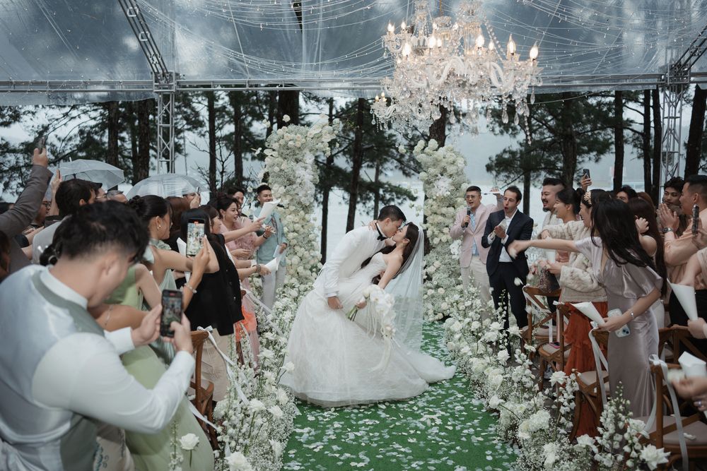 A quiet moment on the wedding day, documentary wedding photography by Nupakachi