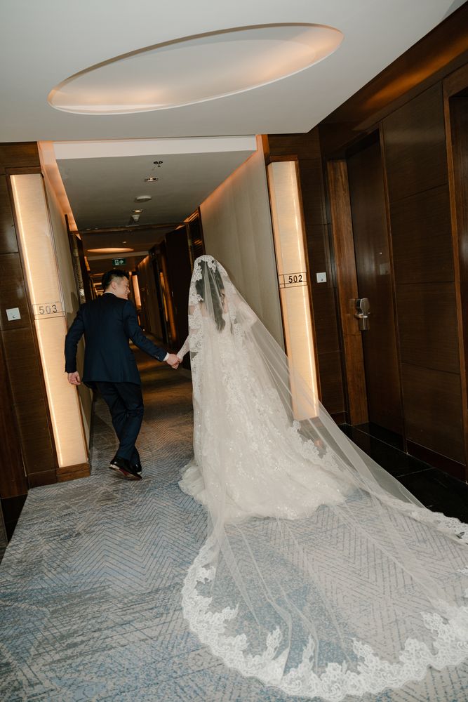 A quiet moment on the wedding day, documentary wedding photography by Nupakachi