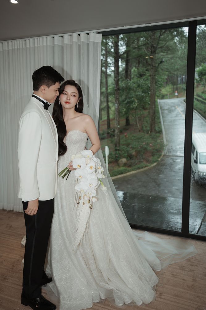 A quiet moment on the wedding day, documentary wedding photography by Nupakachi