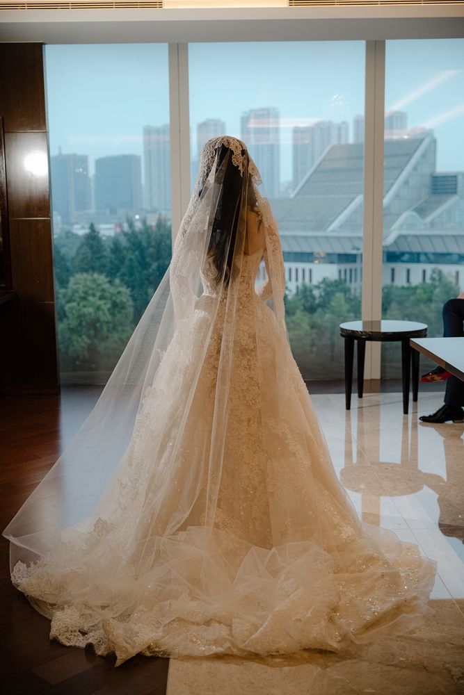 A quiet moment on the wedding day, documentary wedding photography by Nupakachi