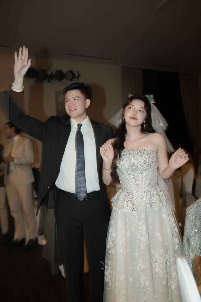 Wedding reception and dancing, documentary wedding photography by Nupakachi