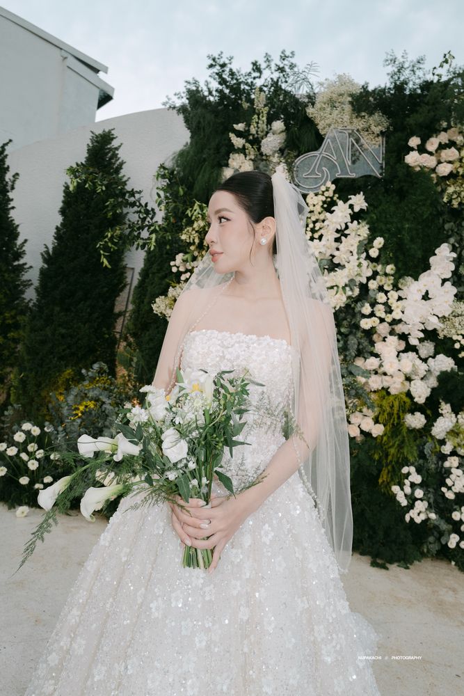 A quiet moment on the wedding day, documentary wedding photography by Nupakachi