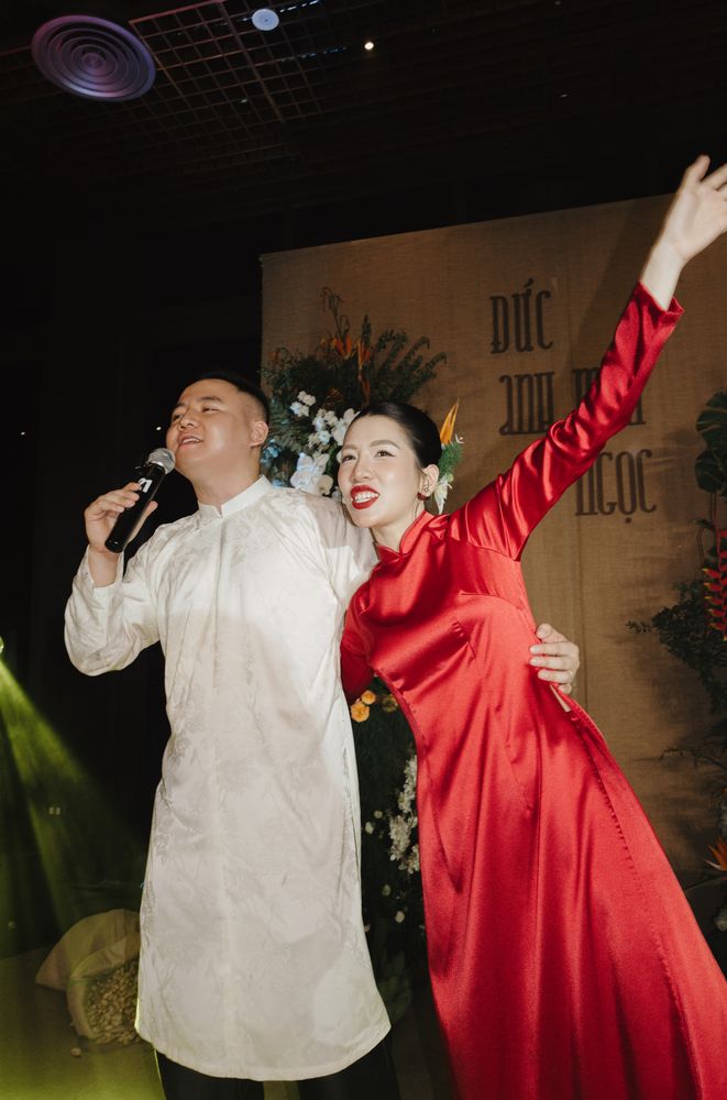 Wedding reception and dancing, documentary wedding photography by Nupakachi
