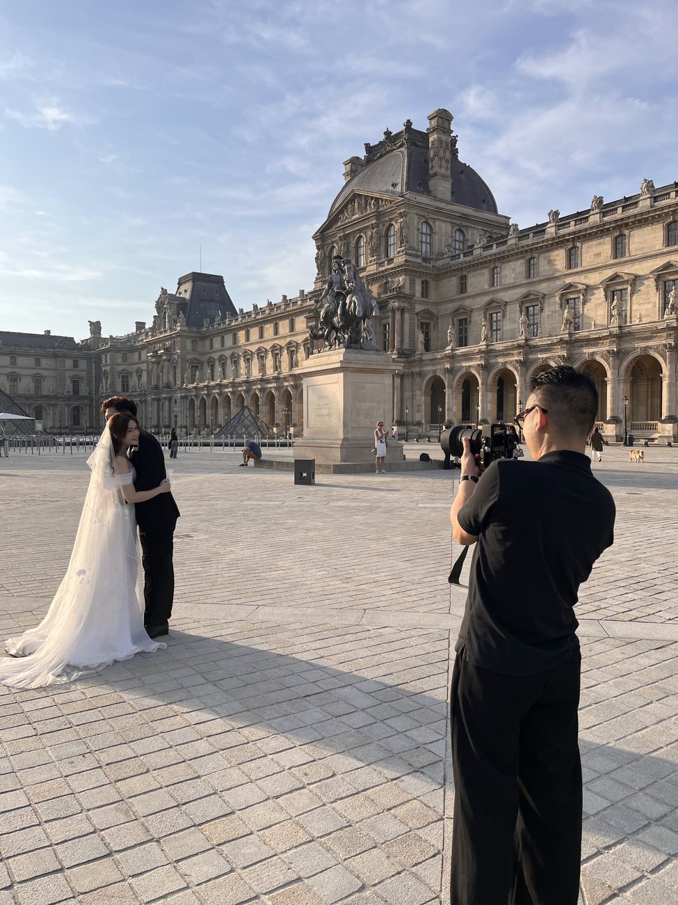 Cường photographing a bride in front of the Louvre, Paris