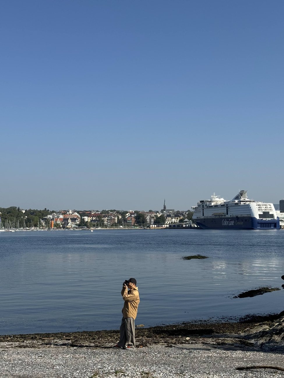 Cường photographing a couple on the waterfront