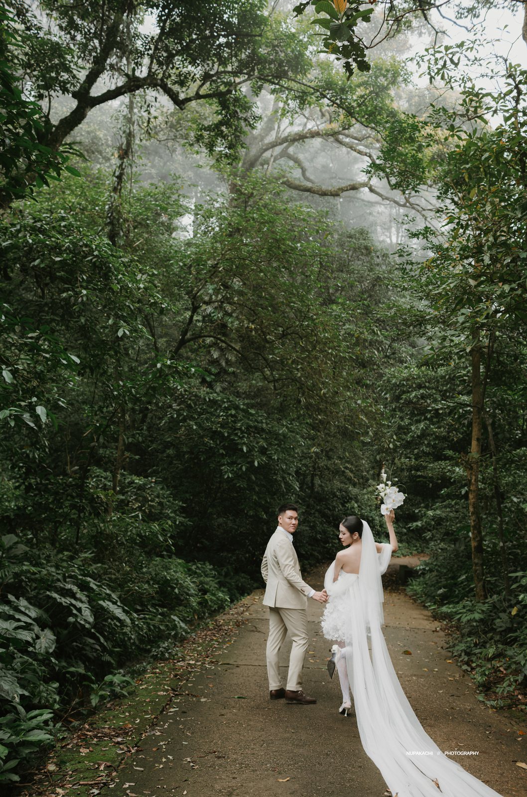 Cặp đôi trên con đường rừng phủ voan dài, prewedding Ba Vì