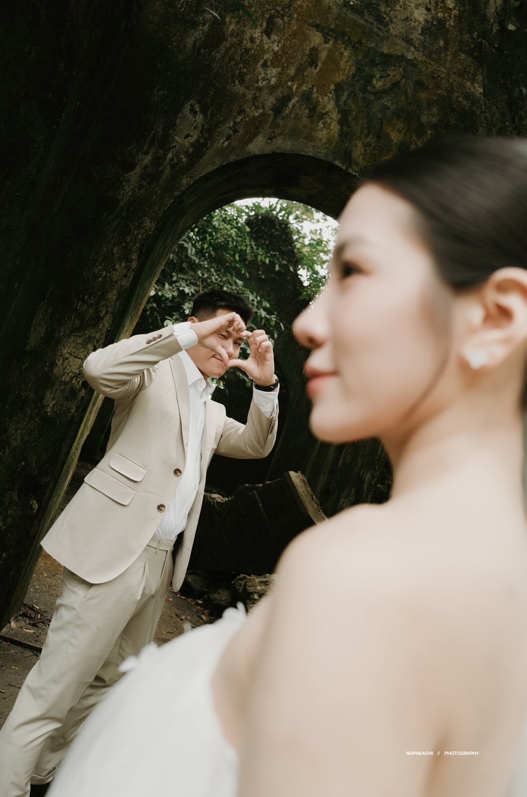 Chú rể nghịch ngợm bên cô dâu trước nhà thờ đổ Ba Vì
