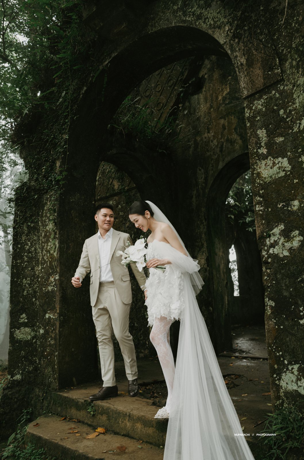 Cặp đôi bên bậc đá nhà thờ đổ, prewedding Ba Vì Nupakachi