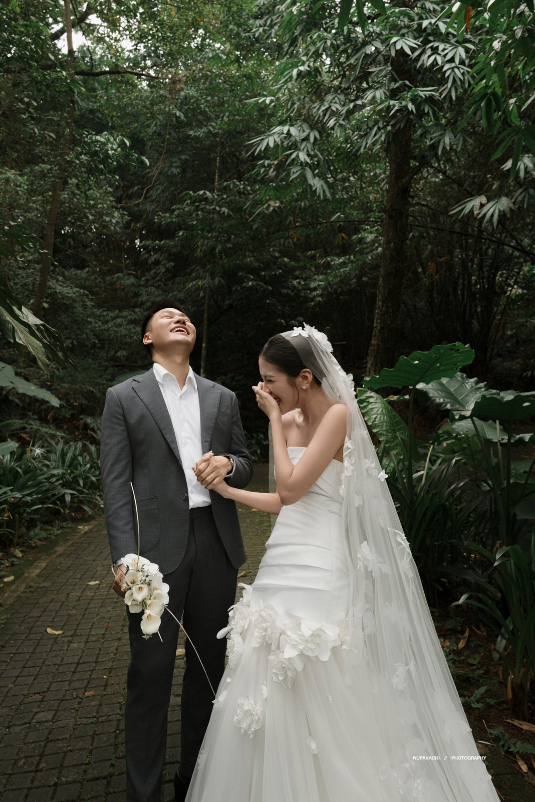 Khoảnh khắc cười vui của cặp đôi trong rừng Ba Vì