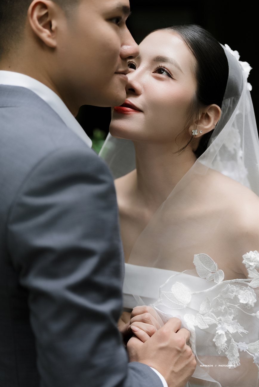 Khoảnh khắc ôm nhau dịu dàng, chụp ảnh cưới rừng Ba Vì