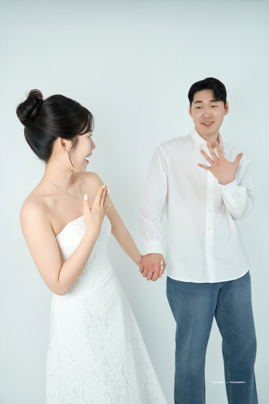 Ảnh cưới studio phong cách đơn giản, phông nền trơn, khách thật của Nupakachi tại Hà Nội