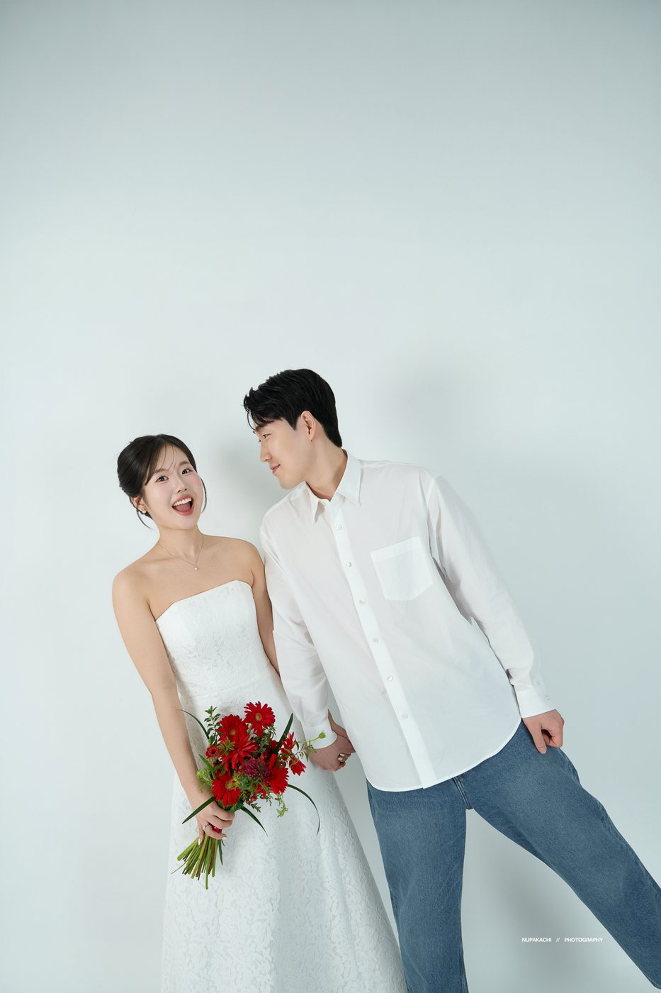 Cặp đôi chụp ảnh cưới trong studio Nupakachi Hà Nội, phông trắng, váy trơn và sơ mi trắng