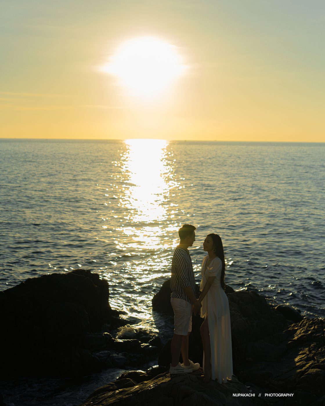 Ảnh cưới ngoại cảnh lúc golden hour trên ghềnh đá, Nupakachi Wedding