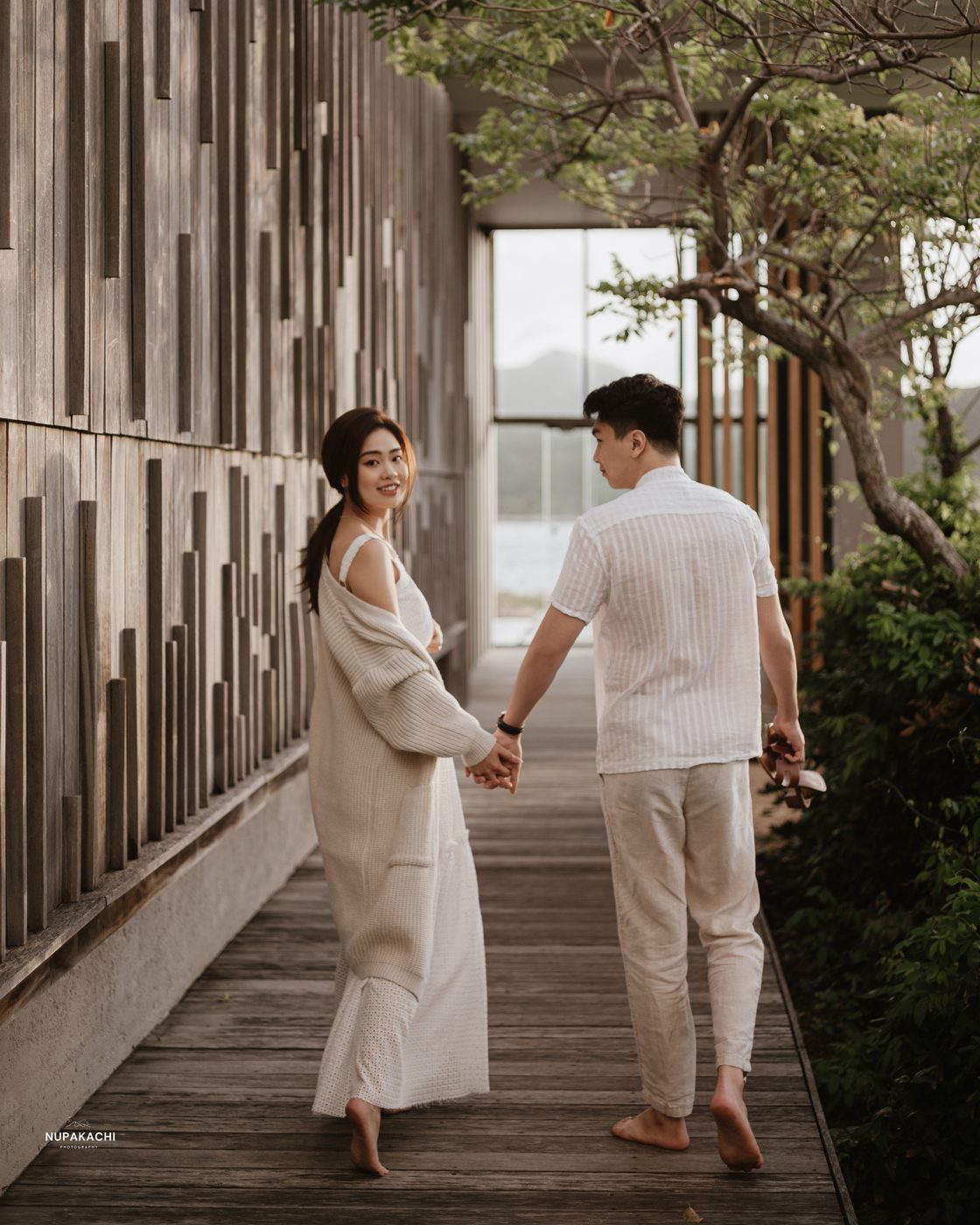 Dáng chụp ảnh cưới ngoái cười nhìn máy, ảnh khách thật Nupakachi