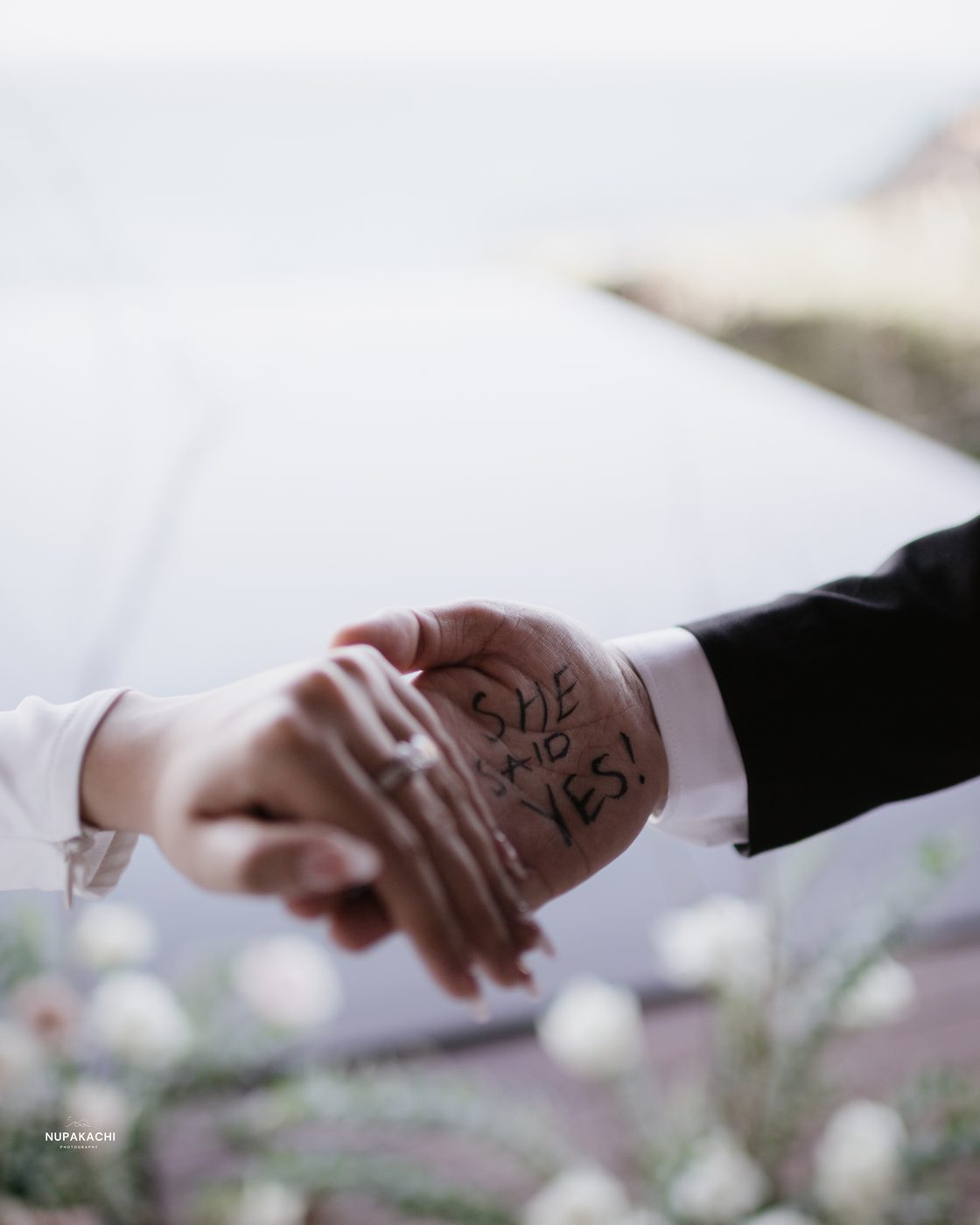 Dáng chụp ảnh cưới lời nhắn trên tay, ảnh khách thật Nupakachi