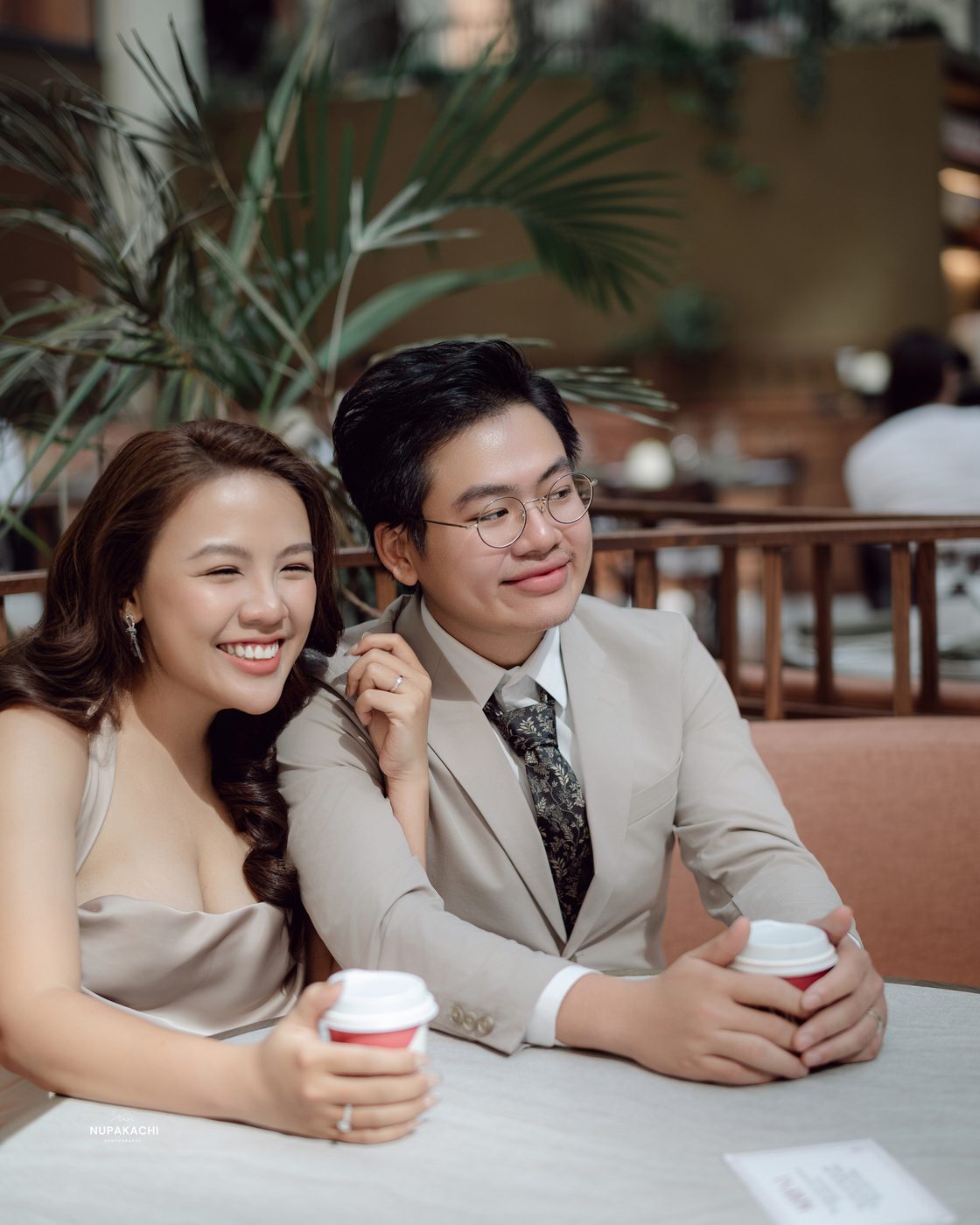 Dáng chụp ảnh cưới hẹn hò cà phê, ảnh khách thật Nupakachi