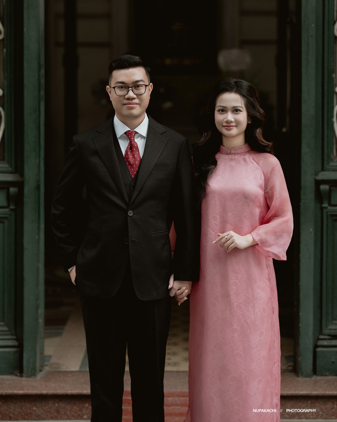 Dáng chụp ảnh cưới nắm tay chào ống kính, ảnh khách thật Nupakachi