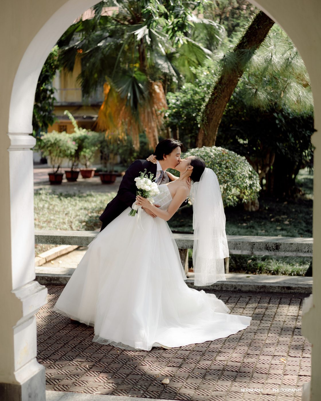 Dáng chụp ảnh cưới ngả người dip kiss, ảnh khách thật Nupakachi