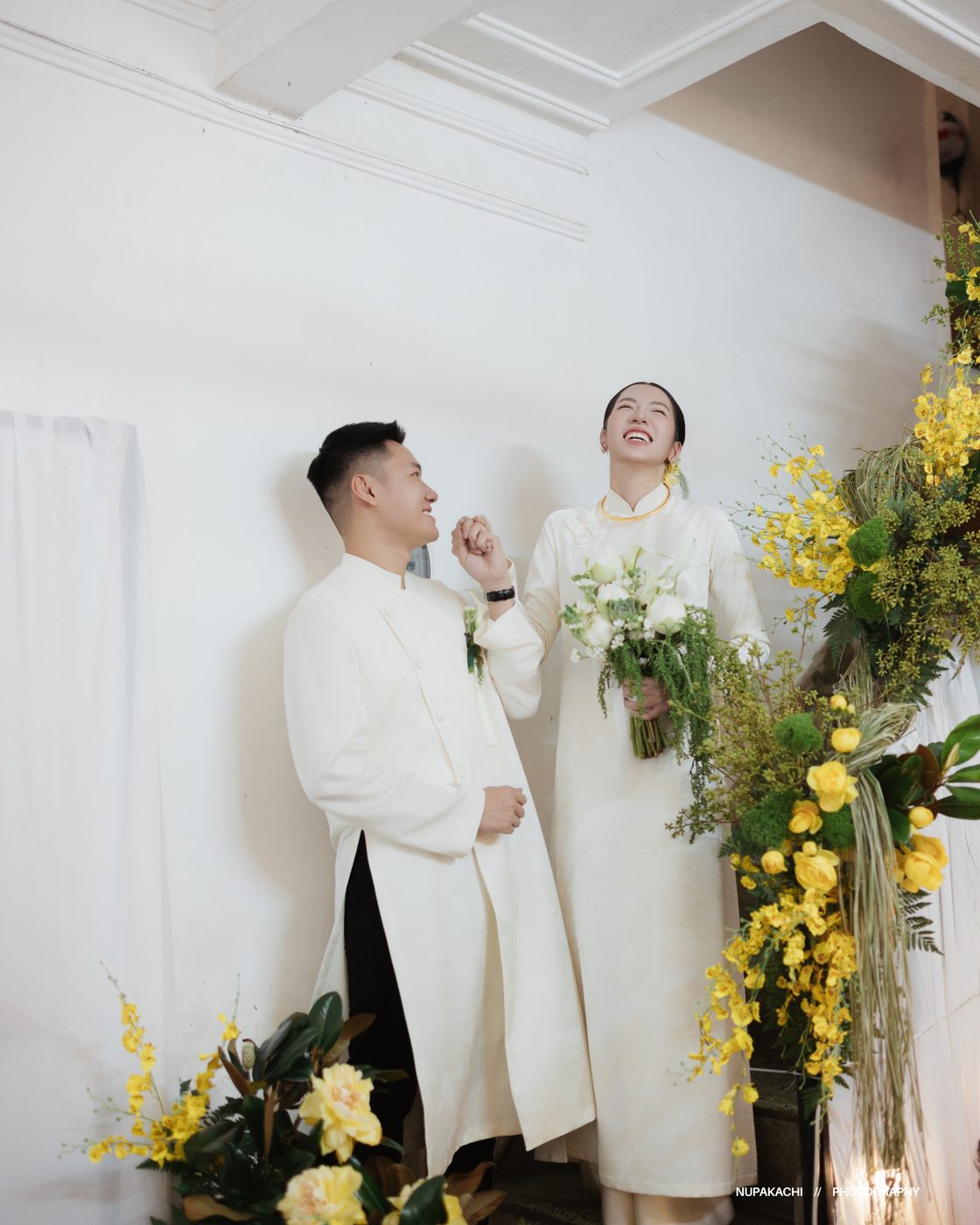 Dáng chụp ảnh cưới ngửa đầu cười thả ga, ảnh khách thật Nupakachi