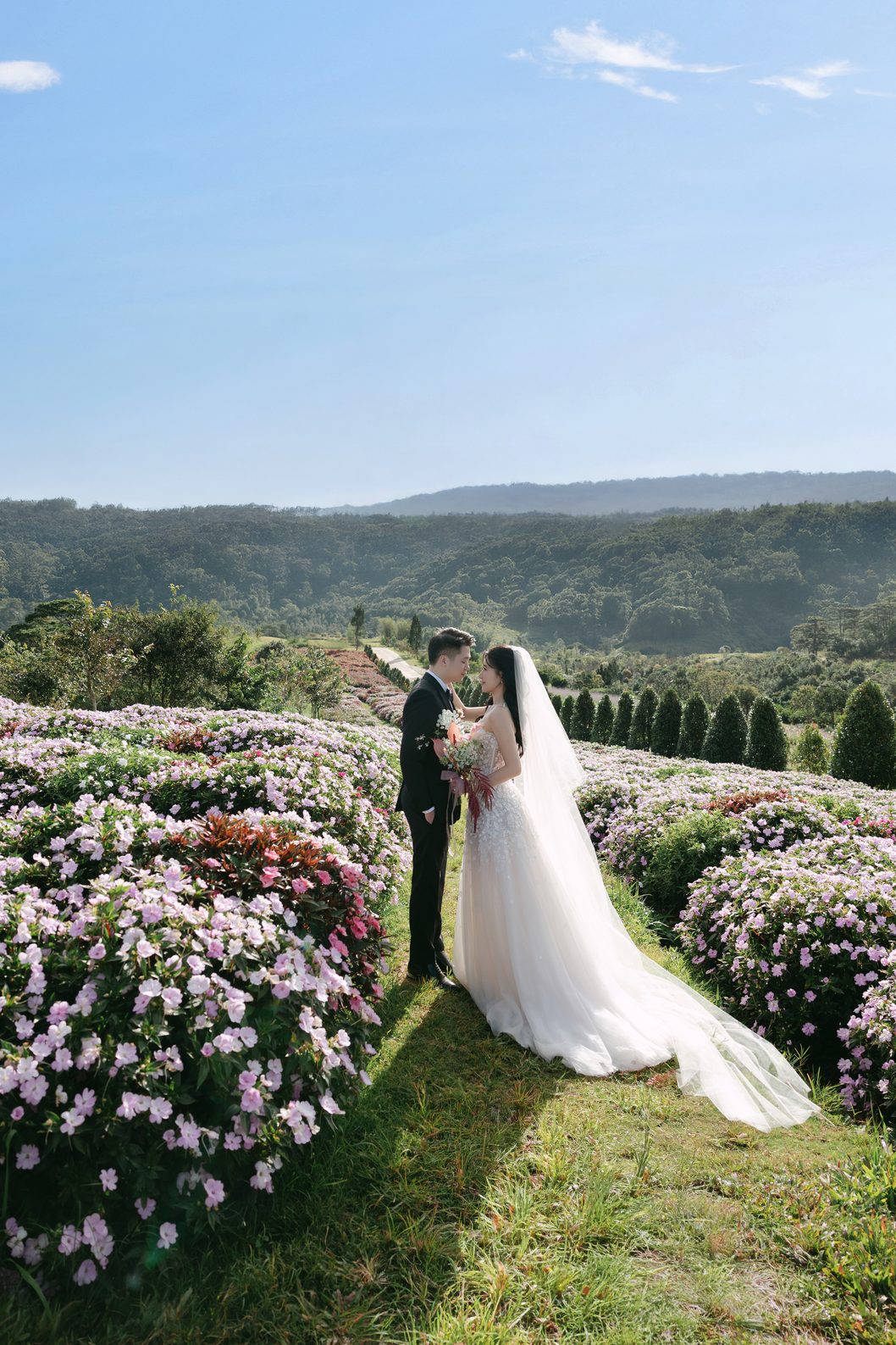 Cô dâu xoay váy cưới giữa vườn hoa, prewedding Đà Lạt