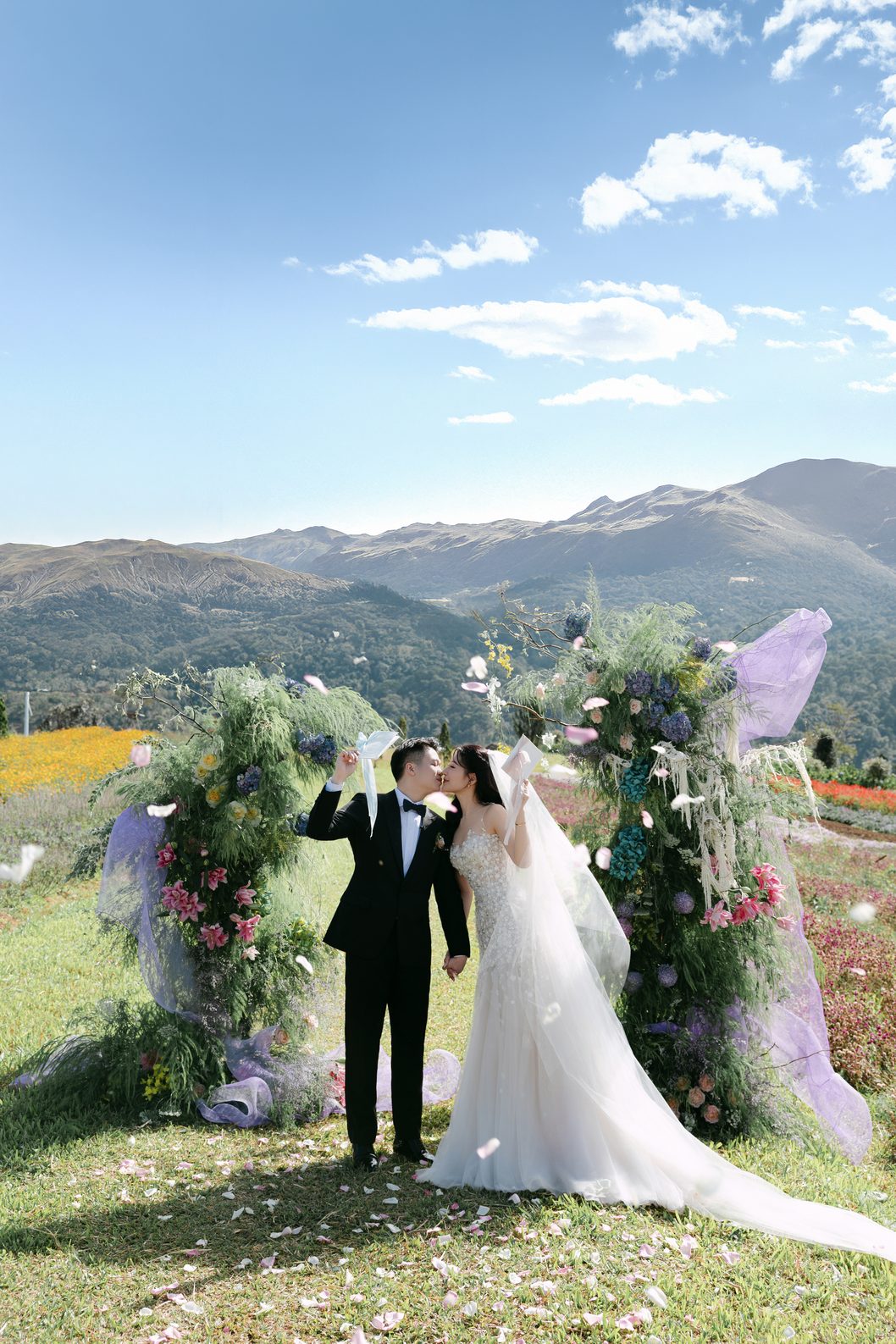 Chú rể nâng cô dâu quay tròn dưới cổng hoa, prewedding Đà Lạt