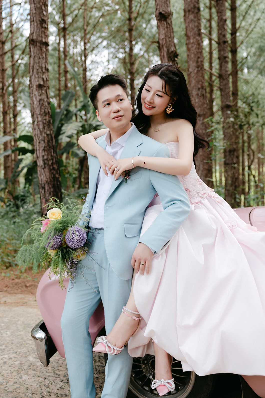 Chú rể bế cô dâu bên chiếc xe mui trần hồng, prewedding Đà Lạt