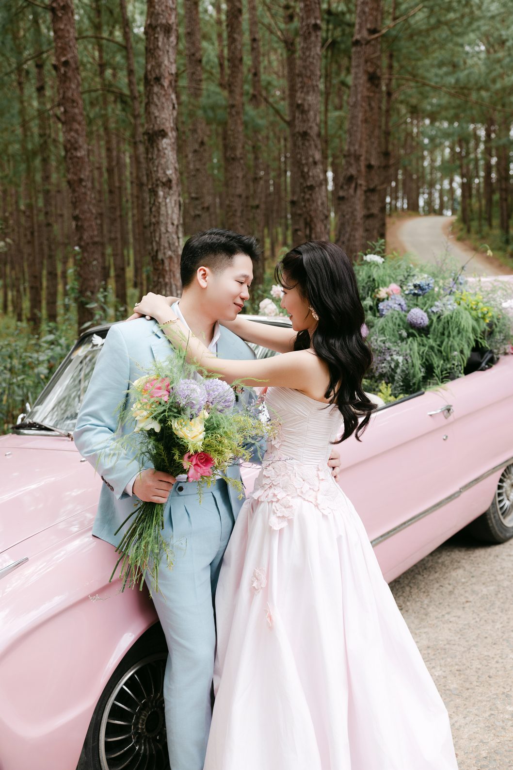 Cô dâu ôm bó hoa lớn bên chú rể cạnh xe cổ, prewedding Đà Lạt