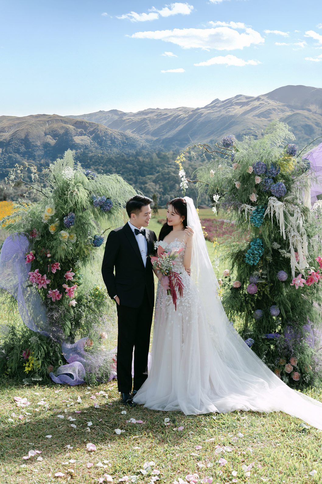 Cặp đôi bên cổng hoa với núi non phía xa, prewedding Đà Lạt Nupakachi