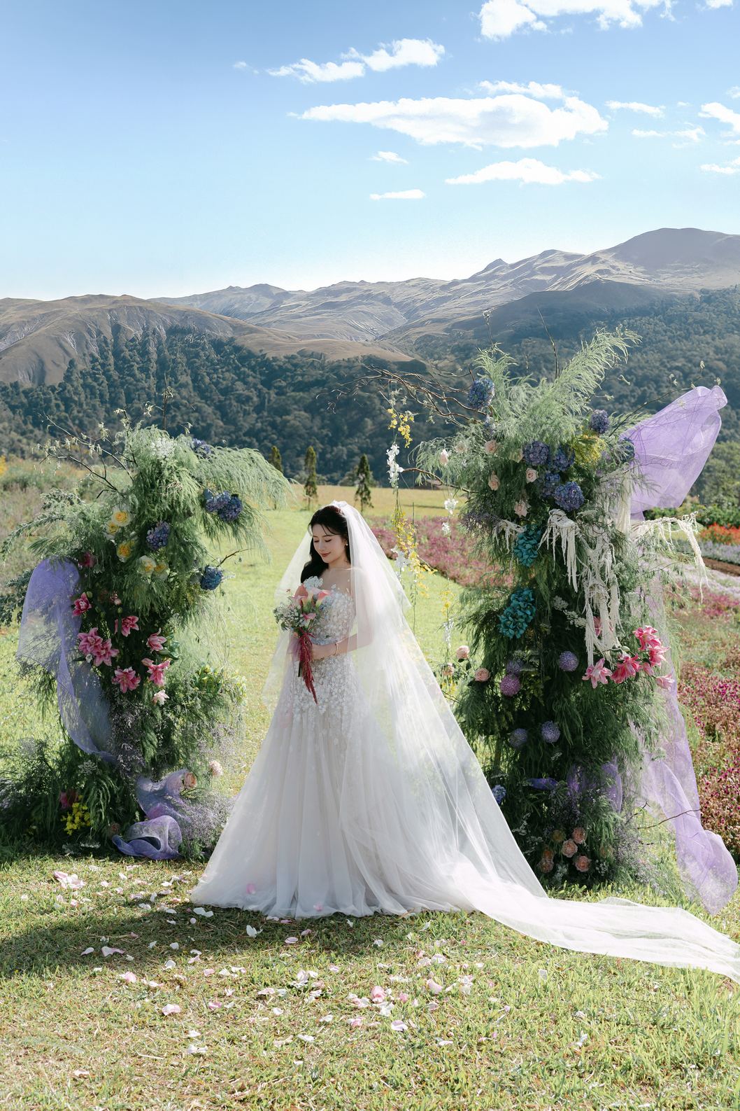 Cô dâu với voan dài bên cổng hoa nhìn ra đồi, prewedding Đà Lạt Nupakachi