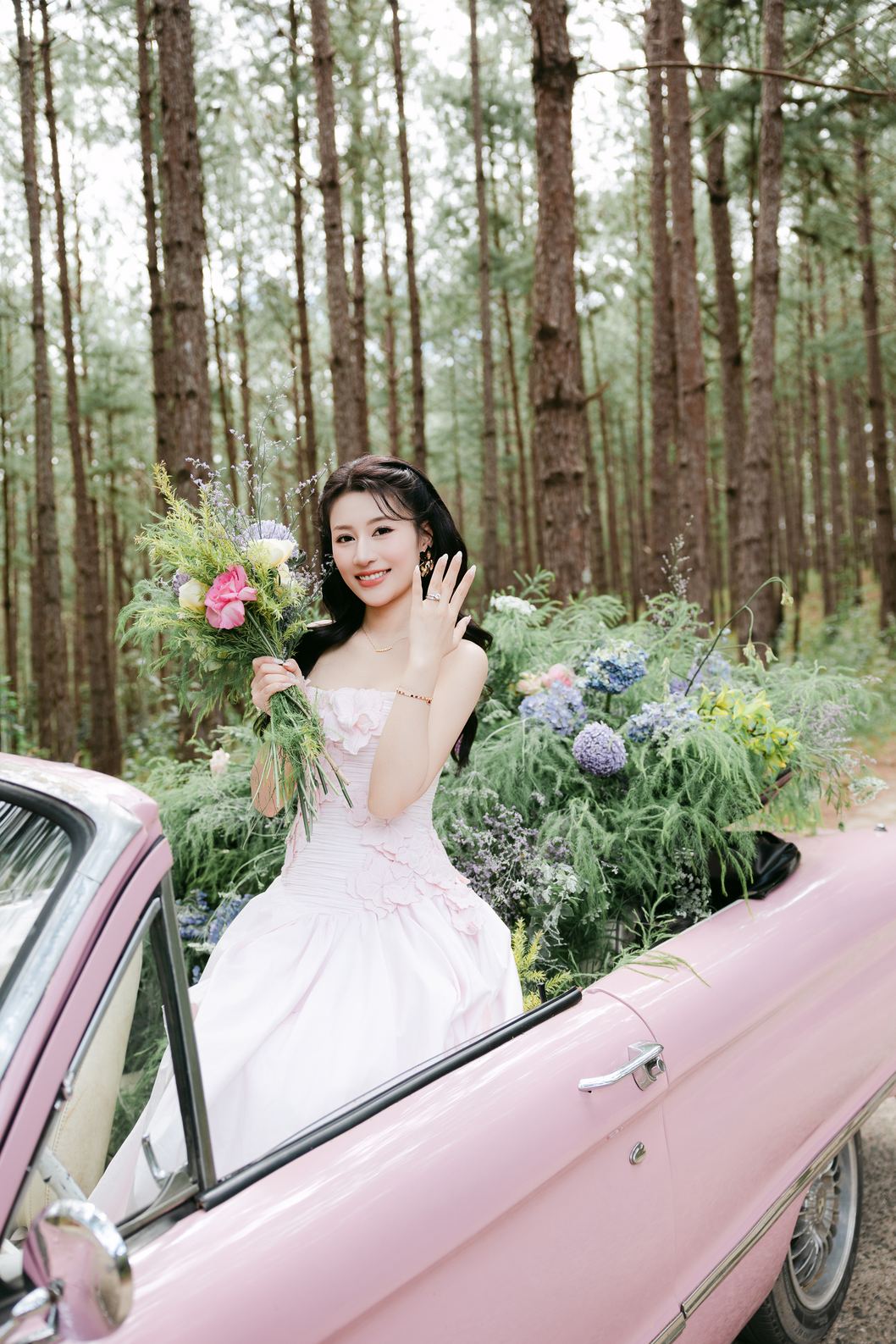Cô dâu ngồi trên xe cổ hồng giữa rừng thông, prewedding Đà Lạt