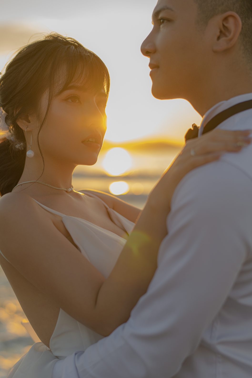 Vòng tay ôm ngược nắng bên bờ biển Đà Nẵng