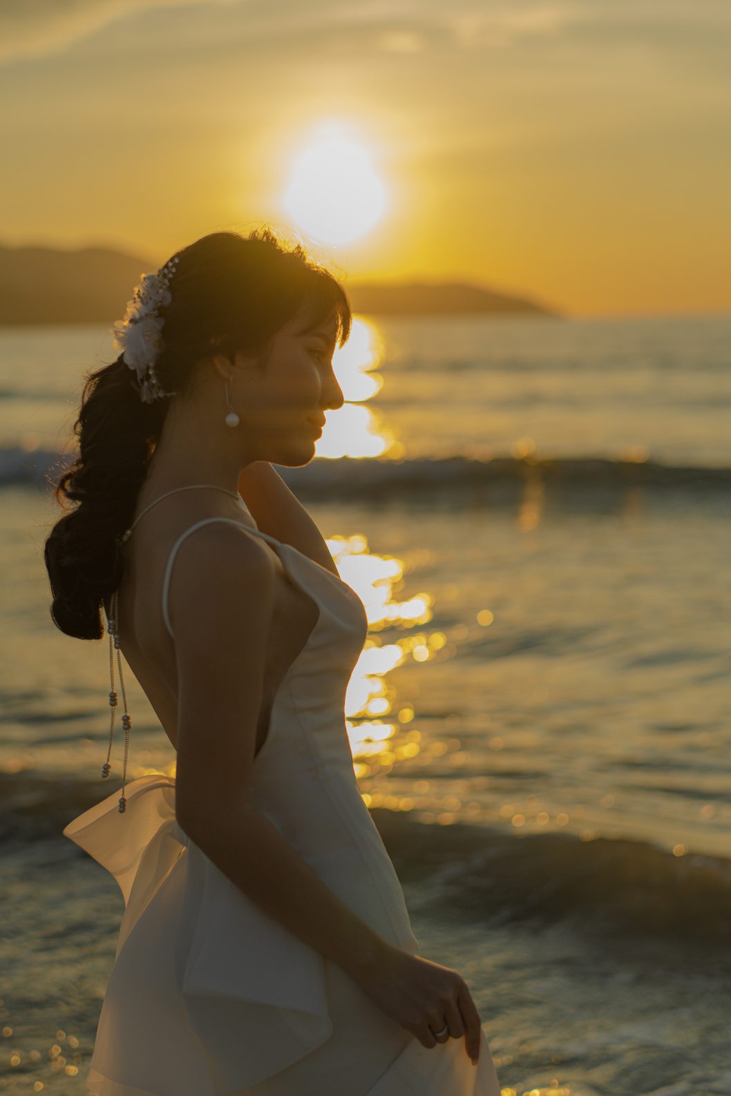 Cô dâu nghiêng mặt đón nắng cuối ngày, prewedding Đà Nẵng
