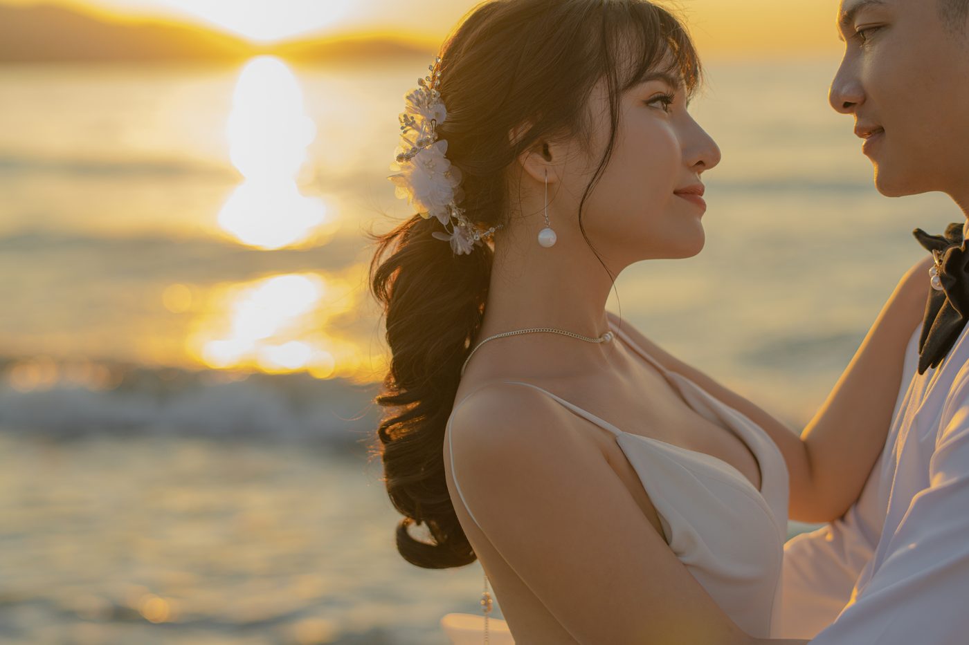 Ánh nắng xuyên qua giữa hai người trên bãi biển Đà Nẵng