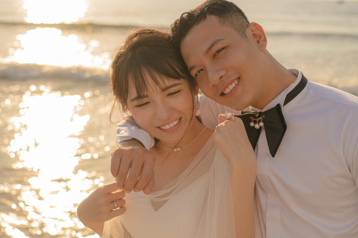 Nụ cười của cô dâu chú rể trong nắng vàng biển Đà Nẵng