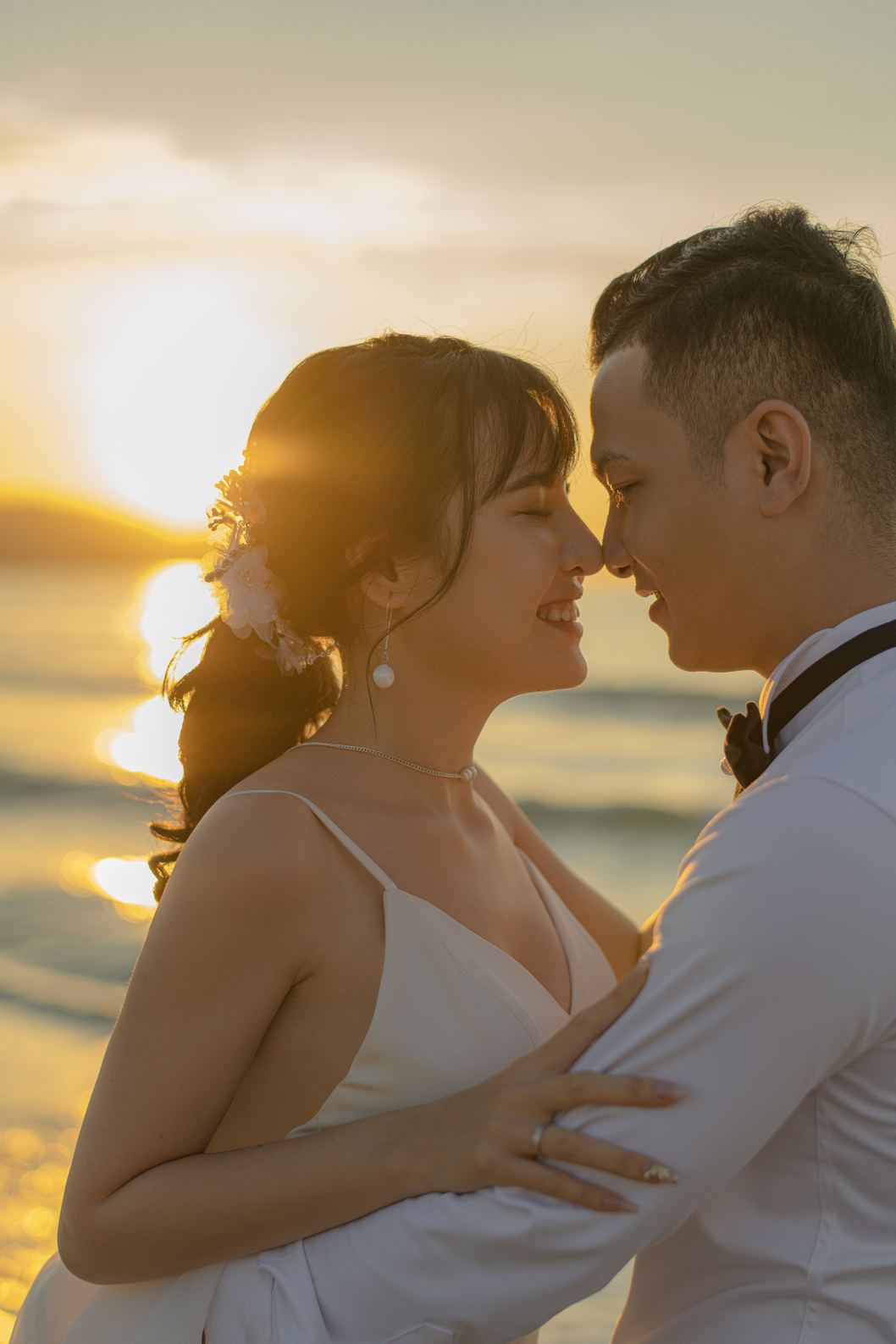 Cặp đôi chạm trán nhau khi mặt trời chạm mặt biển, chụp ảnh cưới Đà Nẵng