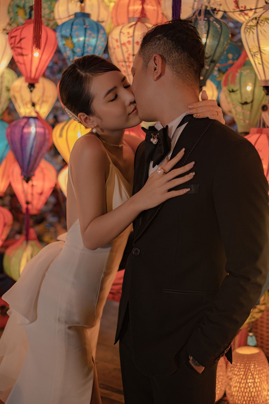 Cặp đôi hôn nhau giữa những chiếc đèn lồng Hội An, prewedding Nupakachi