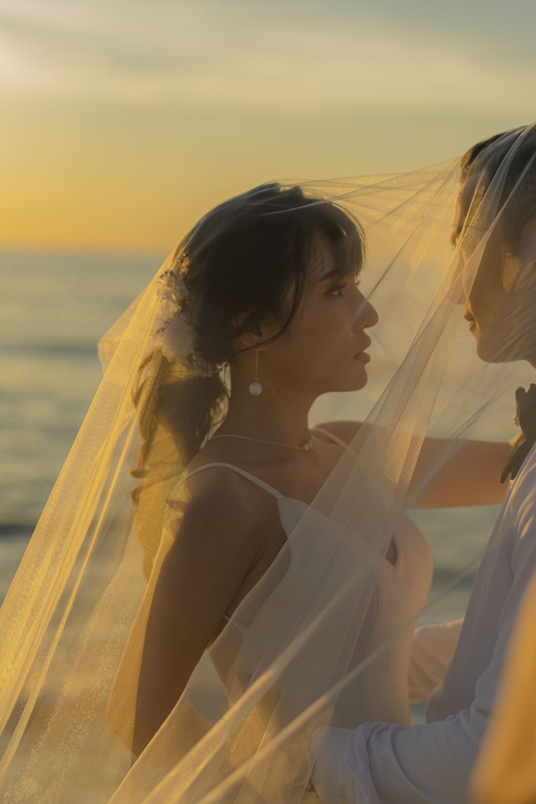 Cô dâu chú rể dưới lớp voan bay ngược nắng chiều, chụp ảnh cưới Đà Nẵng