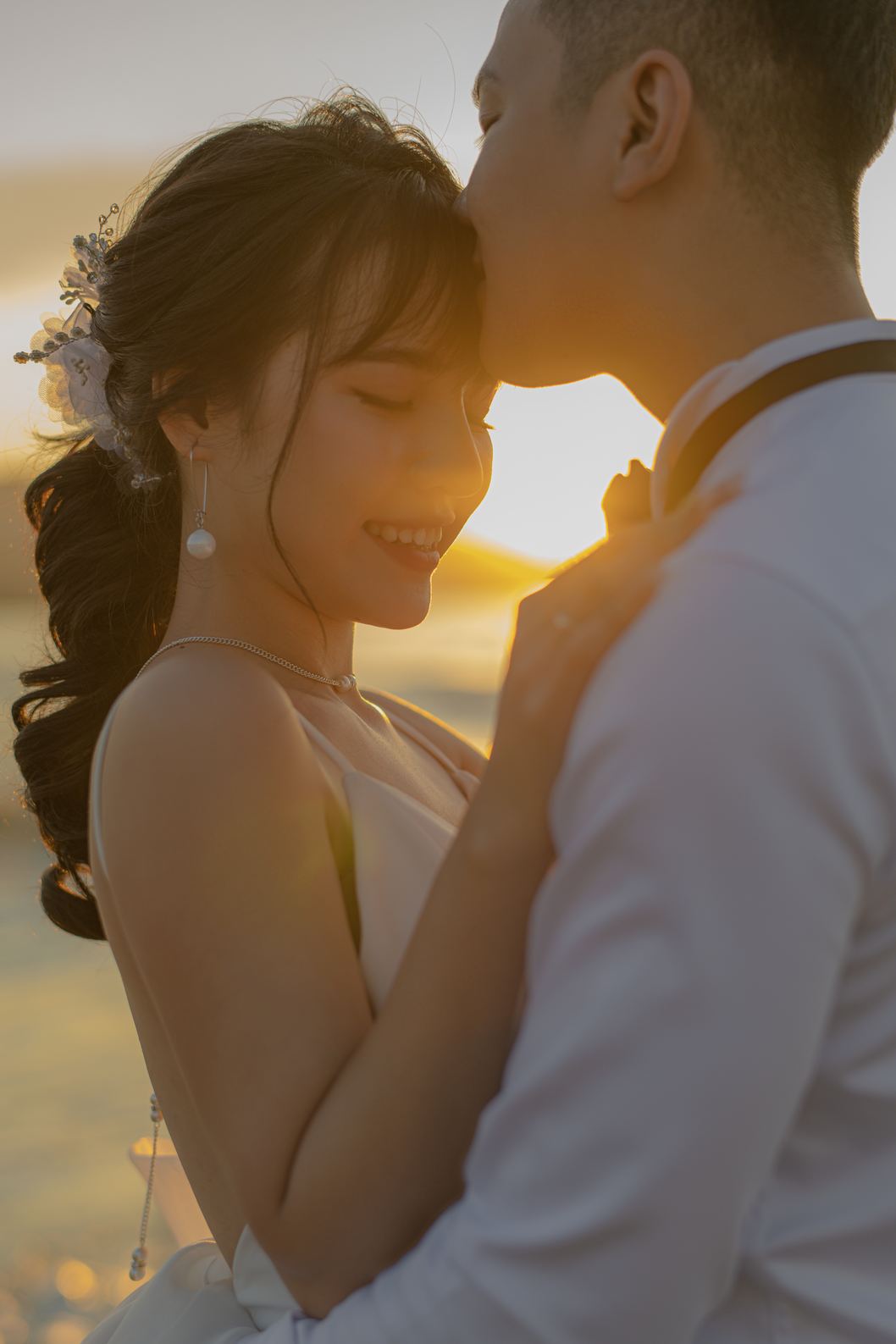 Nụ hôn lên trán trong nắng cuối ngày trên bãi biển Đà Nẵng