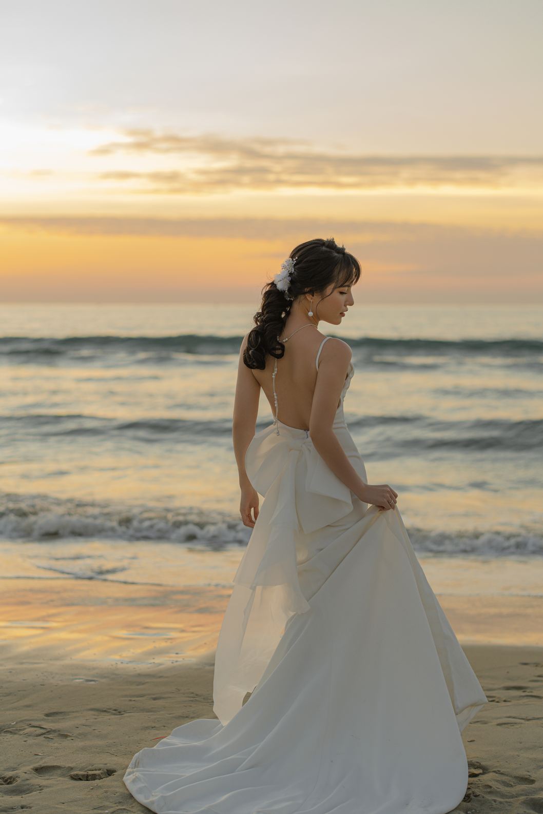 Cô dâu quay lại nhìn giữa sóng biển, prewedding Đà Nẵng Nupakachi