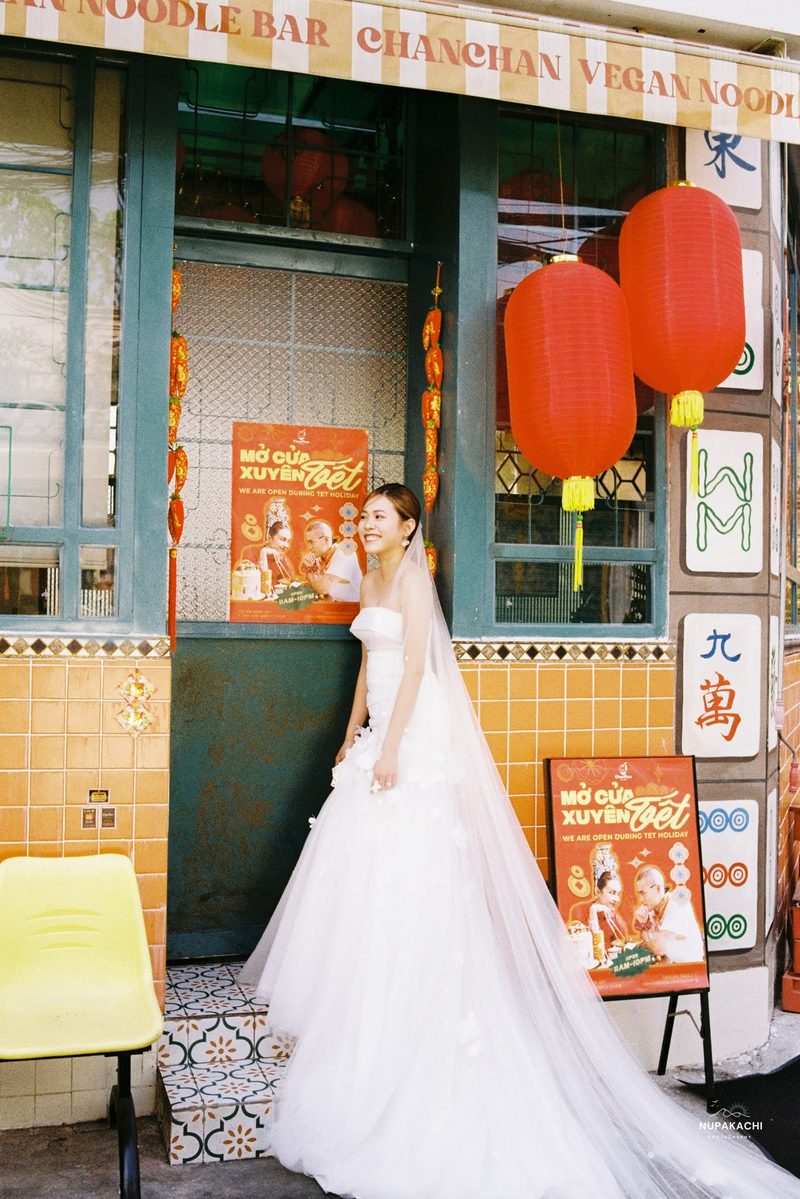 Bride and groom in red ao dai, Hong Kong vintage pre-wedding in Cholon on 35mm film (frame 6 of 12)
