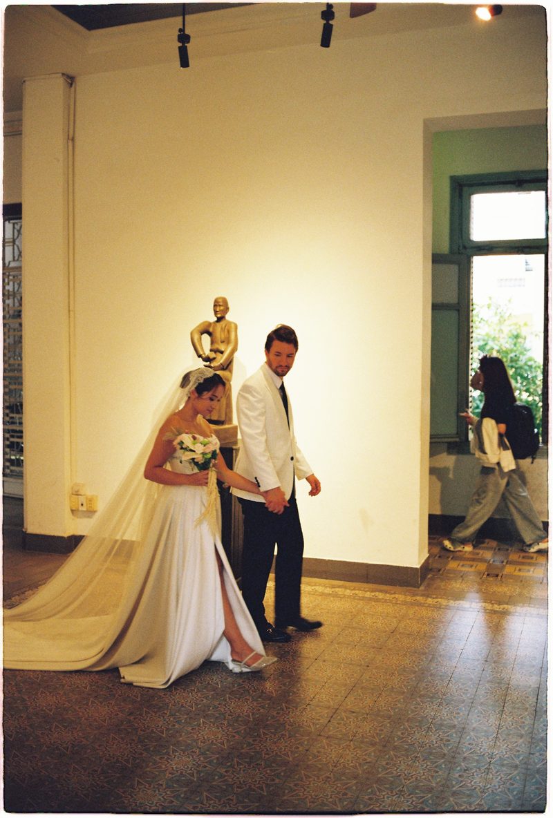 Pre-wedding at the Ho Chi Minh City Museum of Fine Arts on 35mm film (frame 4 of 12)