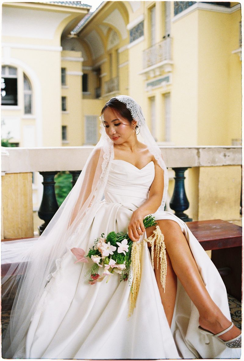Pre-wedding at the Ho Chi Minh City Museum of Fine Arts on 35mm film (frame 9 of 12)