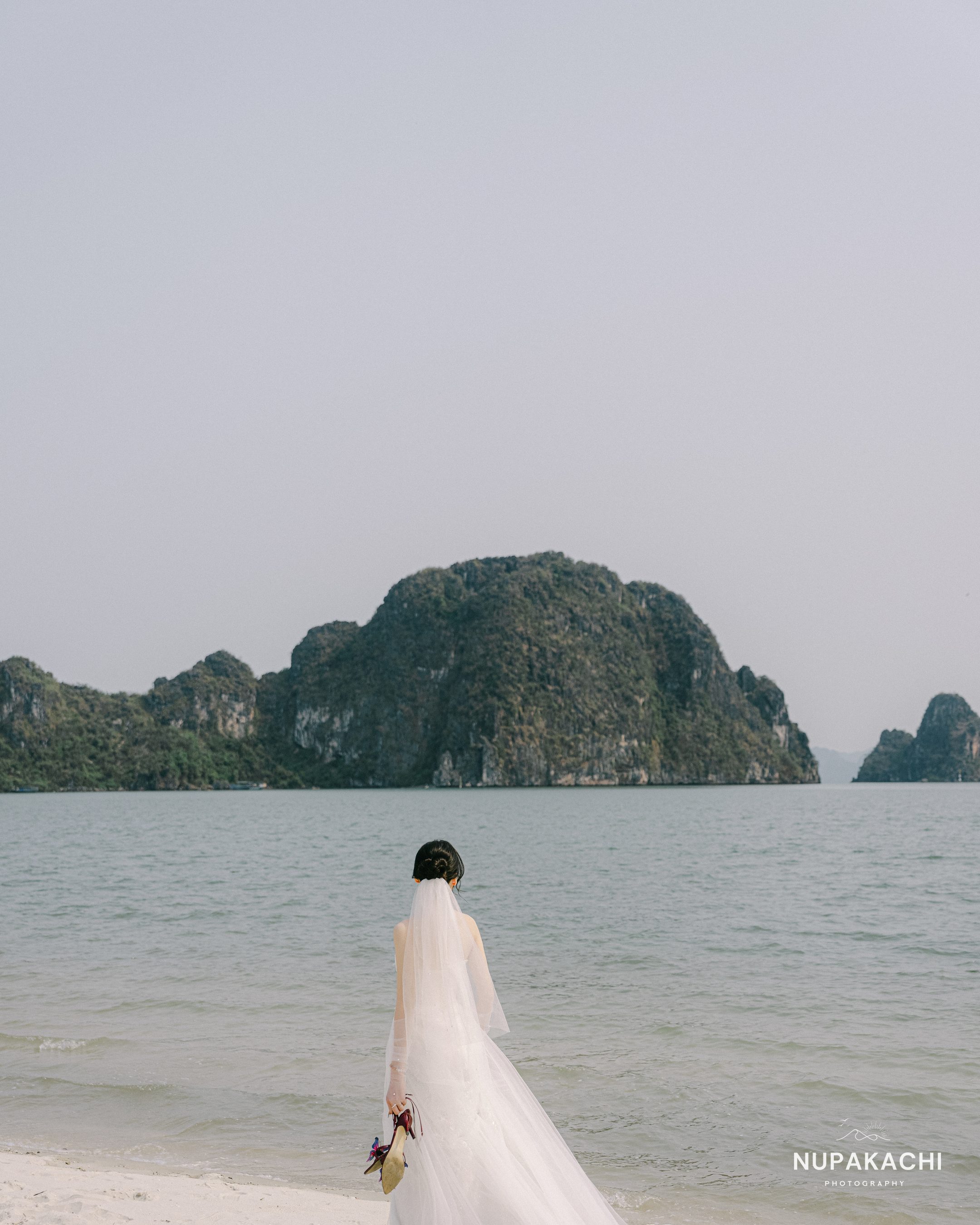 Cô dâu quay lưng nhìn ra đảo đá Hạ Long, prewedding Nupakachi