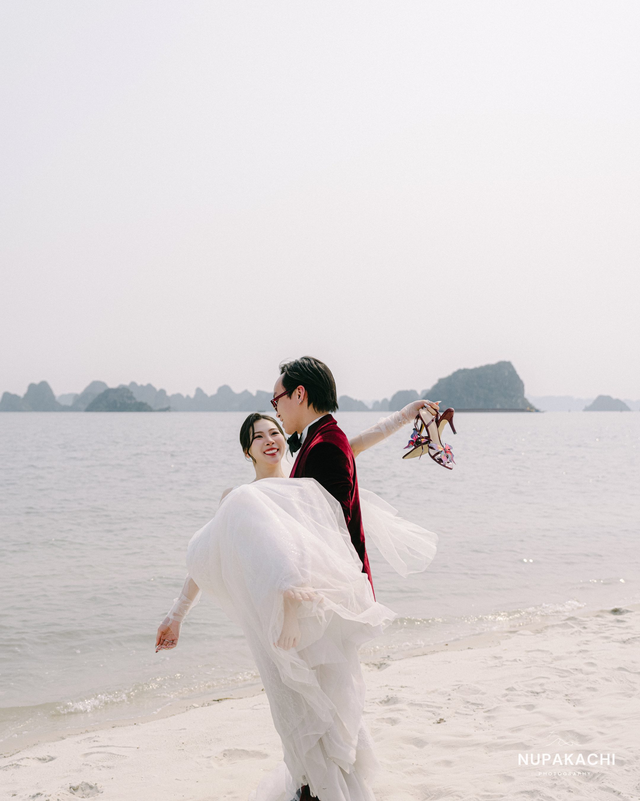 Chú rể bế cô dâu trên bãi cát vịnh Hạ Long