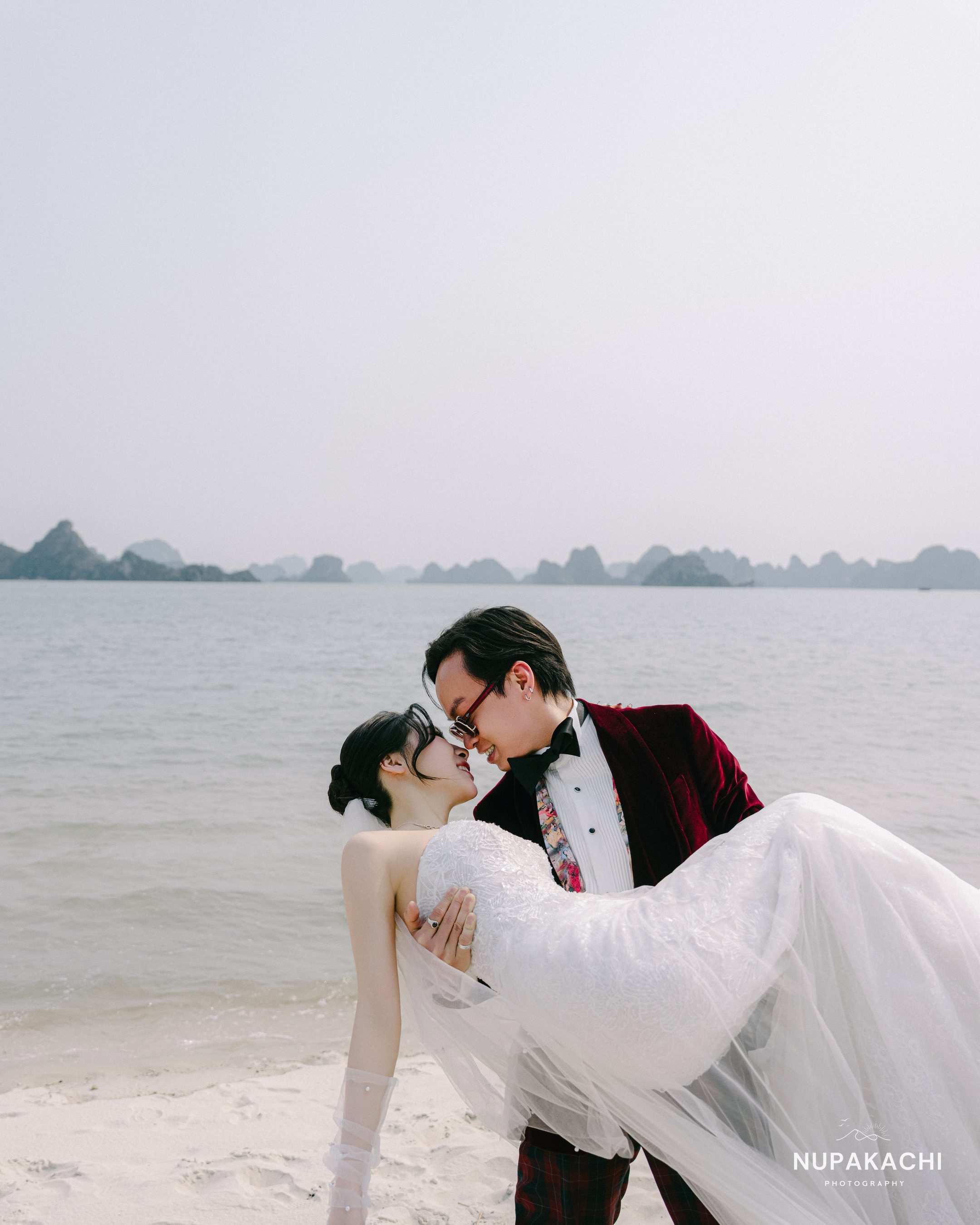 Nụ hôn ngả người trên bãi biển Quảng Ninh