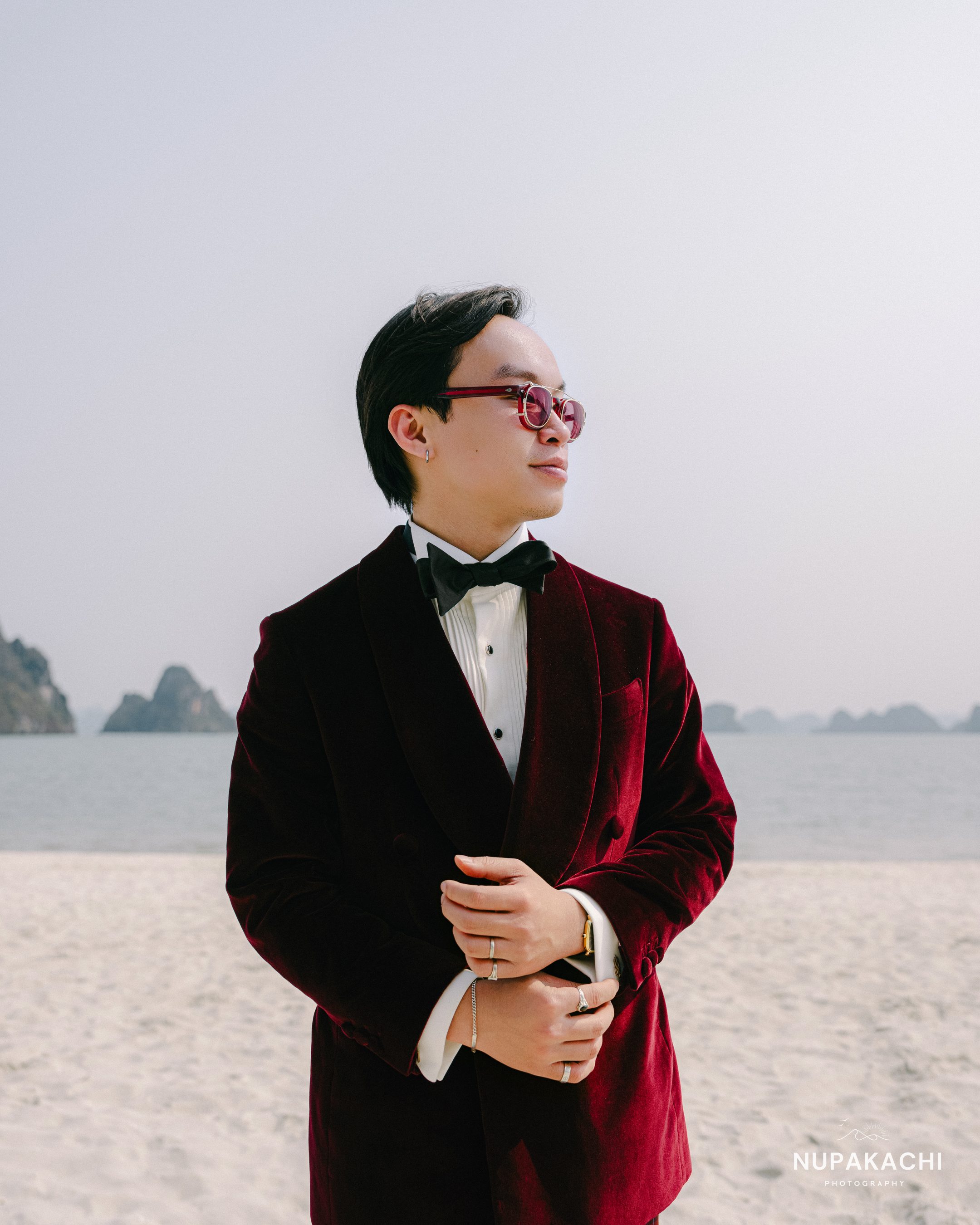 Chú rể vest nhung đỏ trên bãi biển vịnh Hạ Long