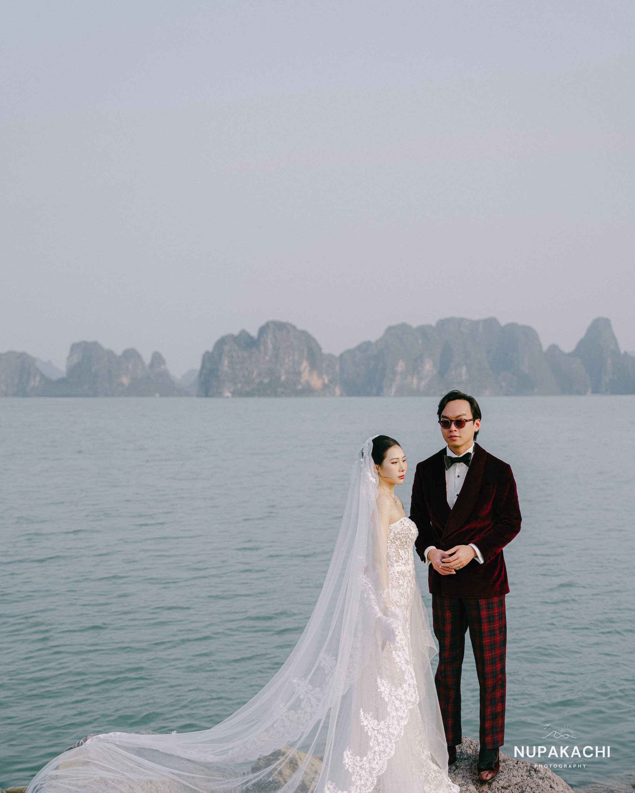 Tà váy dài trải trên đá với đảo đá vôi phía sau, Hạ Long