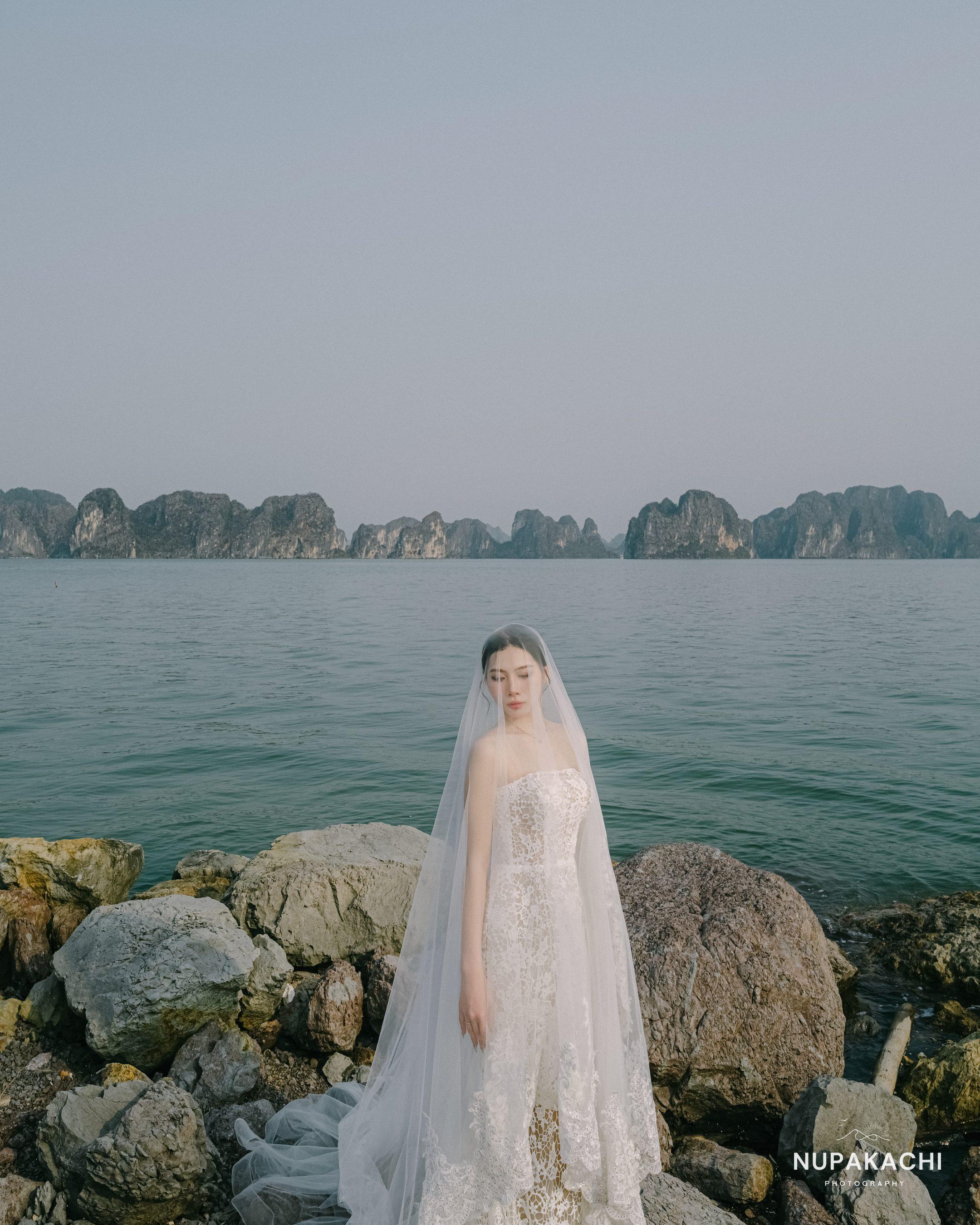Cô dâu trong voan dài bên bờ đá vịnh Hạ Long