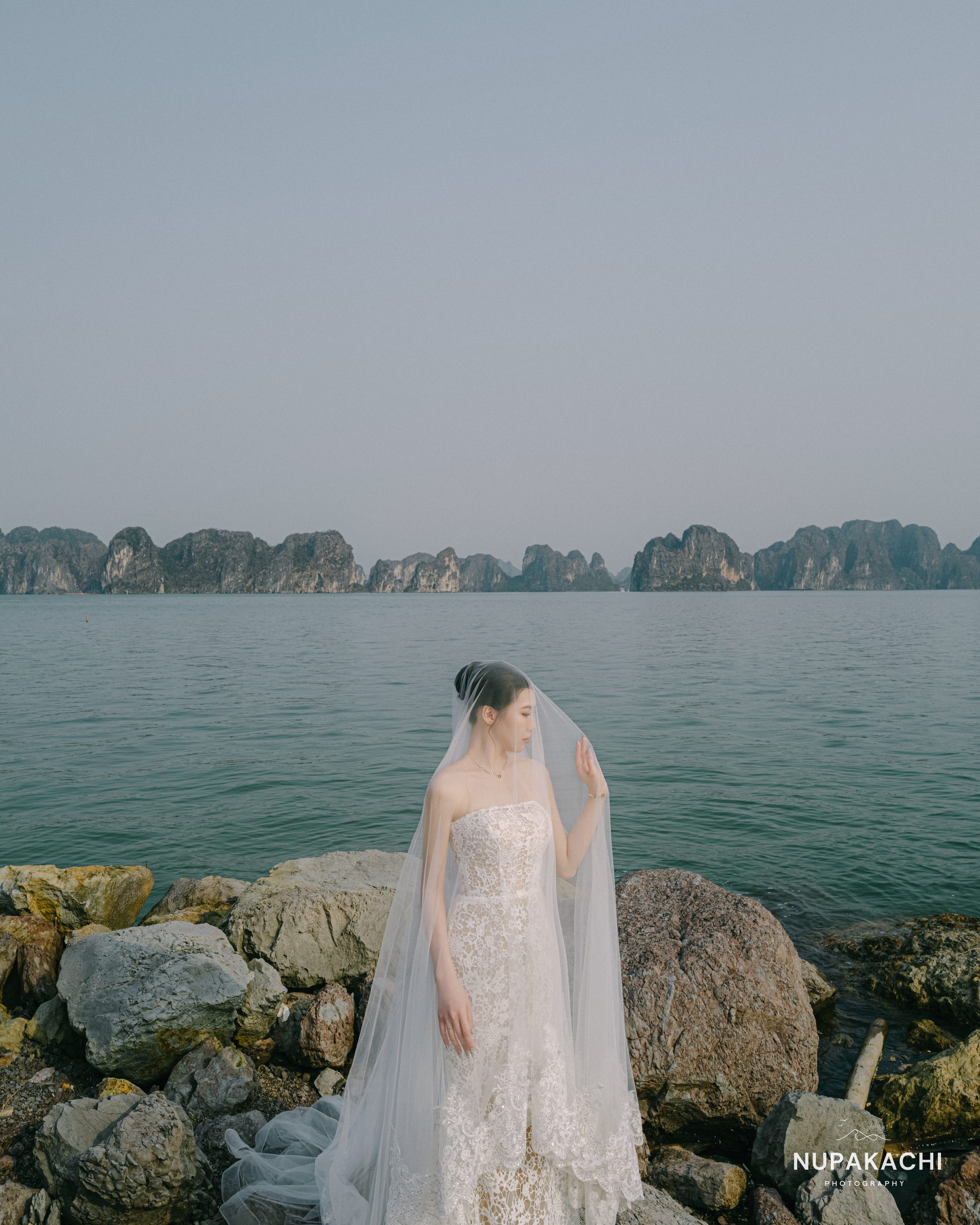 Cô dâu nhìn ra vịnh với núi đá vôi xa xa, Quảng Ninh
