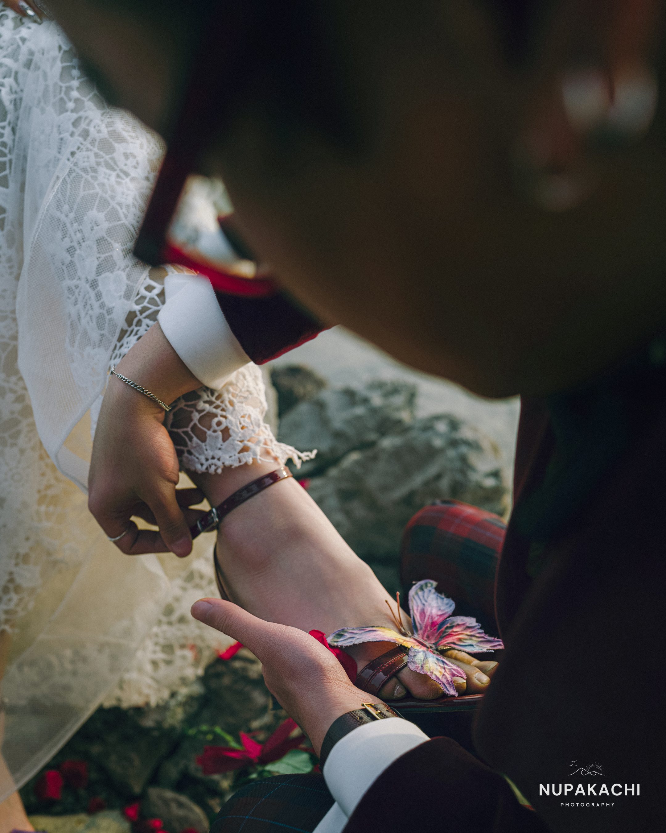 Chú rể cài hoa cho cô dâu, chi tiết prewedding Hạ Long